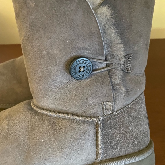 Authentic UGG Bailey Button Boots, Gray Size 6 - Picture 13 of 15